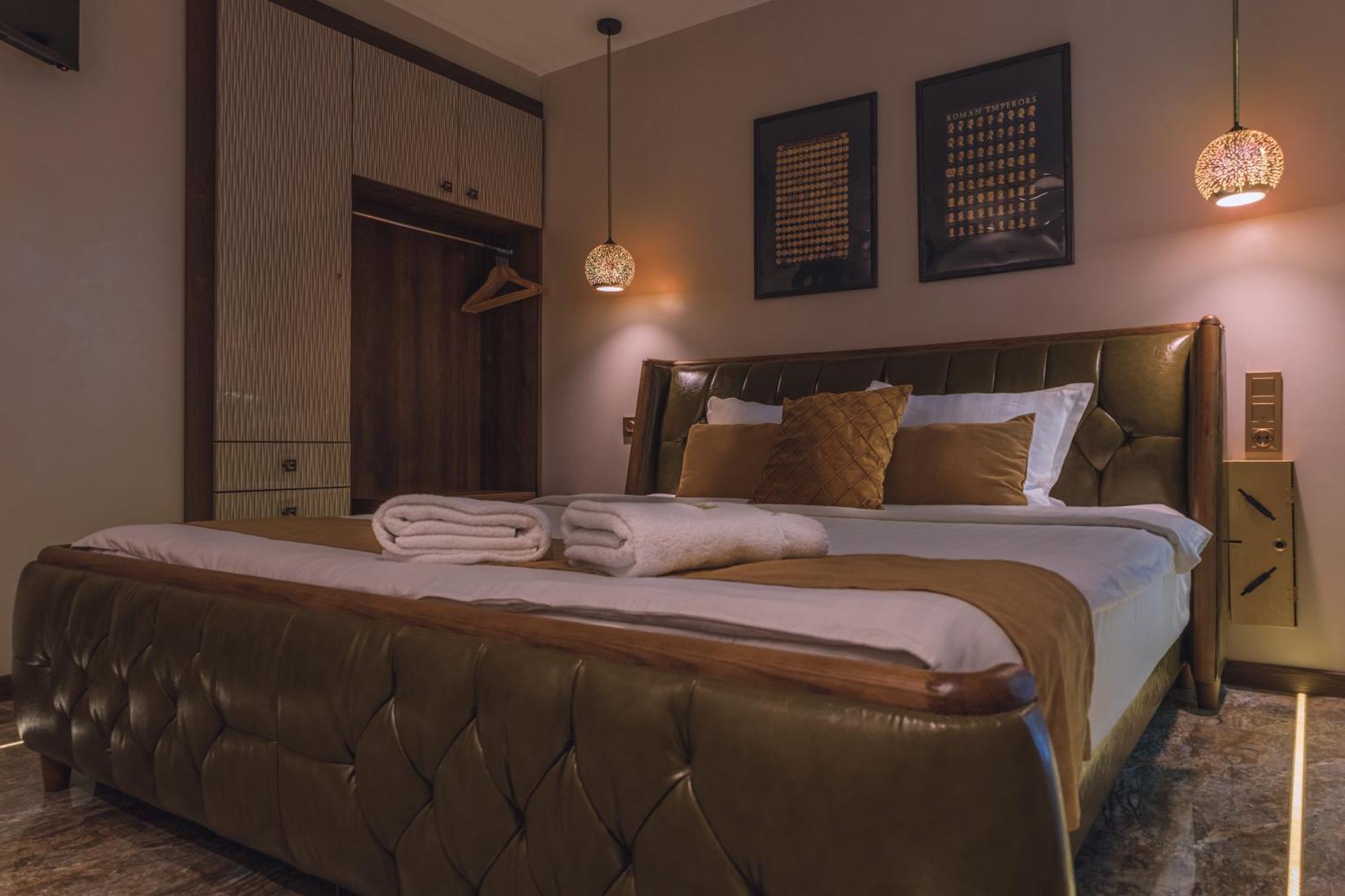 Hidden Bank: Golden Apartment *